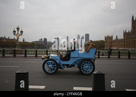 3. November 2024, London, UK Annual Rally of Century Old Cars der Lauf von London nach Brighton, eine Veranstaltung für Autos, die vor 1905 gebaut wurden, führt durch die Straßen Londons, während die antiken Fahrzeuge ihre jährliche Reise an die Küste von Brighton beginnen. Foto: Roland Ravenhill/Alamy Stockfoto