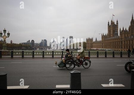 3. November 2024, London, UK Annual Rally of Century Old Cars der Lauf von London nach Brighton, eine Veranstaltung für Autos, die vor 1905 gebaut wurden, führt durch die Straßen Londons, während die antiken Fahrzeuge ihre jährliche Reise an die Küste von Brighton beginnen. Foto: Roland Ravenhill/Alamy Stockfoto