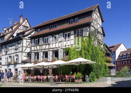 Straßburg, Frankreich - Blick auf eine Straße im Tanner's Quarter mit farbigen Fachwerkhäusern und vielen Restaurants. Stockfoto