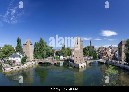 Straßburg, Frankreich - die Ponts Couverts, drei Brücken und vier Türme, die im 13. Jahrhundert am Fluss errichtet wurden, sind vom Barrage Vauban aus gesehen. Stockfoto