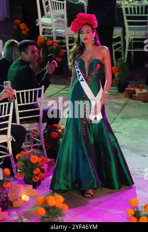 1. November 2024, Mexiko-Stadt, Ciudad de Mexico, Mexiko: Miss Italy Glelany Cavalcante spaziert auf der Landebahn während der Miss Universe Catrinas Gala im Antiguo Colegio de las Vizcainas. Am 1. November 2024 in Mexiko-Stadt. (Kreditbild: © Yamak Perea/OKULARIS via ZUMA Press Wire) NUR REDAKTIONELLE VERWENDUNG! Nicht für kommerzielle ZWECKE! Stockfoto