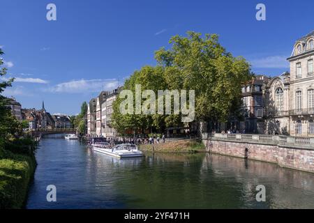 Straßburg - Palais des Rohan, das 1742 in barocker Architektur am Ufer der Ill fertiggestellt wurde, mit einem Boot auf dem Fluss im Vordergrund Stockfoto