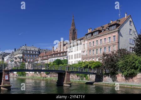 Straßburg, Frankreich - die Abreuvoir-Fußgängerbrücke über den Ill mit alten Gebäuden und im Hintergrund der Glockenturm des Straßburger Doms. Stockfoto