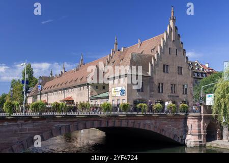Straßburg, Frankreich - altes Zollhaus, das im 14. Jahrhundert im gotischen Stil am Fuße des Flusses Ill erbaut wurde. Stockfoto