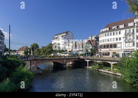 Straßburg, Frankreich - Blick auf den Fluss Ill mit alten Gebäuden am Ufer und einer Brücke über dem Fluss. Stockfoto