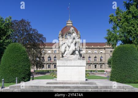 Straßburg - Kriegsdenkmal auf dem Place de la République, 1936 vom Bildhauer Léon-Ernest Drivier mit dem Palais du Rhin im Hintergrund. Stockfoto