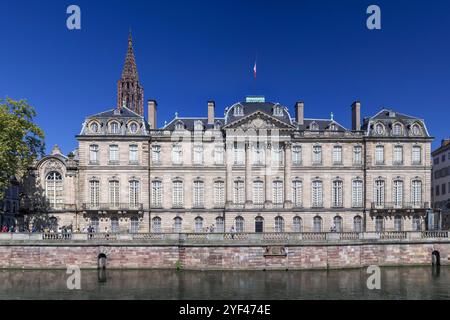 Straßburg, Frankreich - Blick auf das Palais des Rohan, das 1742 in barocker Architektur am Ufer der Ill fertiggestellt wurde. Stockfoto