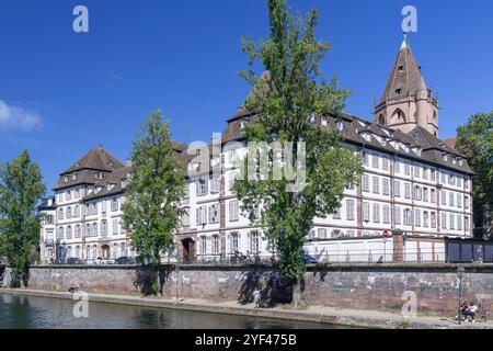 Straßburg, Frankreich - das Evangelische Seminar von Straßburg wurde 1772 im neoklassizistischen Architekturstil am Ufer der Ill erbaut. Stockfoto