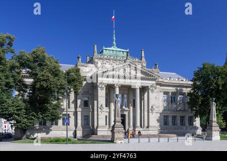 Straßburg, Frankreich - Blick auf das Straßburger Gerichtsgebäude, das zwischen 1895 und 1898 im neoklassizistischen Architekturstil am Quai Finkmatt erbaut wurde. Stockfoto