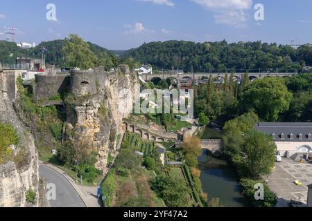 Luxemburg-Stadt, Luxemburg - das Pfaffenthal-Viadukt, ein 1862 eröffnetes Eisenbahnviadukt über dem Alzette-Tal, von der Chemin de la Corniche aus gesehen. Stockfoto