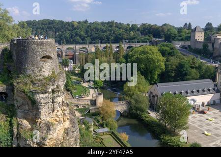 Luxemburg-Stadt, Luxemburg - das Pfaffenthal-Viadukt, ein 1862 eröffnetes Eisenbahnviadukt über dem Alzette-Tal, von der Chemin de la Corniche aus gesehen. Stockfoto