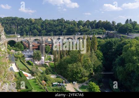 Luxemburg-Stadt, Luxemburg - das Pfaffenthal-Viadukt, ein 1862 eröffnetes Eisenbahnviadukt über dem Alzette-Tal, von der Chemin de la Corniche aus gesehen. Stockfoto