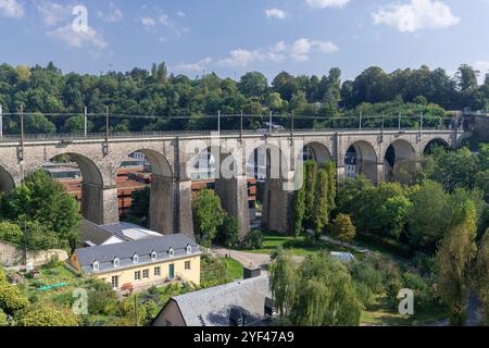 Luxemburg-Stadt, Luxemburg - das Pfaffenthal-Viadukt, ein 1862 eröffnetes Eisenbahnviadukt über dem Alzette-Tal, von der Chemin de la Corniche aus gesehen. Stockfoto