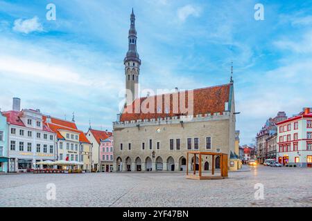 Tallinn, Estland - 27. Oktober 2024: Rathausplatz am späten Abend in Tallinn, estland. Stockfoto