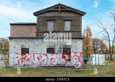 Tallinn, Estland - 27. Oktober 2024: Alte historische Holzhäuser im armen Bezirk Kalamaja, einem alten Fischergebiet, werden für Sie immer angesagter Stockfoto