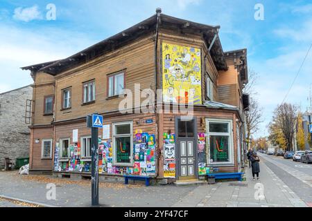 Tallinn, Estland - 27. Oktober 2024: Alte historische Holzhäuser im armen Bezirk Kalamaja, einem alten Fischergebiet, werden für Sie immer angesagter Stockfoto