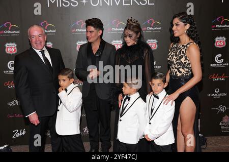 Mexiko-Stadt, Mexiko. November 2024. Raul Rocha und seine Familie nehmen am 1. November 2024 am Roten Teppich der Miss Universe Catrinas Gala im Antiguo Colegio de las Vizcainas in Mexiko-Stadt Teil. (Foto: Yamak Perea/ Eyepix Group) (Foto: Eyepix/NurPhoto) Credit: NurPhoto SRL/Alamy Live News Stockfoto