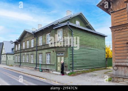 Tallinn, Estland - 27. Oktober 2024: Alte historische Holzhäuser im armen Bezirk Kalamaja, einem alten Fischergebiet, werden für Sie immer angesagter Stockfoto