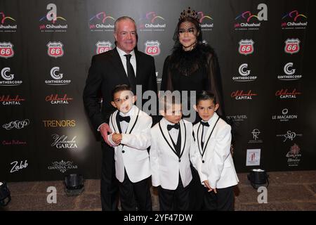 Mexiko-Stadt, Mexiko. November 2024. Raul Rocha und seine Familie nehmen am 1. November 2024 am Roten Teppich der Miss Universe Catrinas Gala im Antiguo Colegio de las Vizcainas in Mexiko-Stadt Teil. (Foto: Yamak Perea/ Eyepix Group) (Foto: Eyepix/NurPhoto) Credit: NurPhoto SRL/Alamy Live News Stockfoto