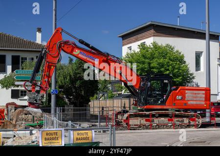 Nancy, Frankreich - Blick auf einen roten Raupenbagger CAT 340 für den Abriss der alten Straßenbahnplattform in einer Straße im Stadtzentrum. Stockfoto