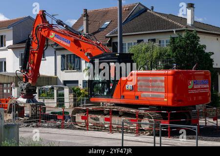 Nancy, Frankreich - Blick auf einen roten Raupenbagger CAT 340 für den Abriss der alten Straßenbahnplattform in einer Straße im Stadtzentrum. Stockfoto
