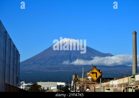 Fuji mit Schnee auf dem Gipfel im Dezember 2018 mit klarem blauen Himmel, von Shizuoka aus gesehen. Stockfoto
