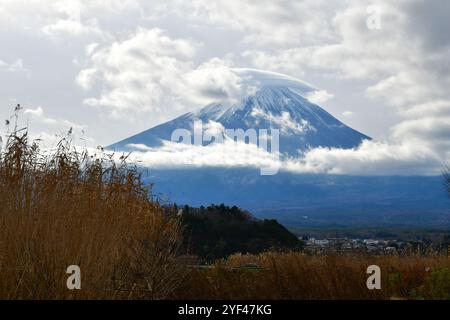 Fuji mit Schnee auf dem Gipfel im Dezember 2018 mit klarem blauen Himmel, vom Kawaguchiko See aus gesehen. Stockfoto