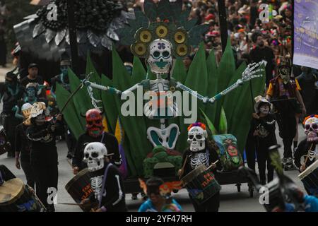 Mexiko-Stadt, Mexiko. November 2024. Teilnehmer, die 2024 an der jährlichen Mega-Parade am Tag der Toten in der Reforma Avenue teilnehmen, auf einer Route von Chapultepec zum Hauptplatz Zocalo im Rahmen der mexikanischen Dia de Muertos-Feierlichkeiten. Am 2. November 2024 in Mexiko-Stadt. (Foto: Ian Robles/ Credit: Eyepix Group/Alamy Live News Stockfoto