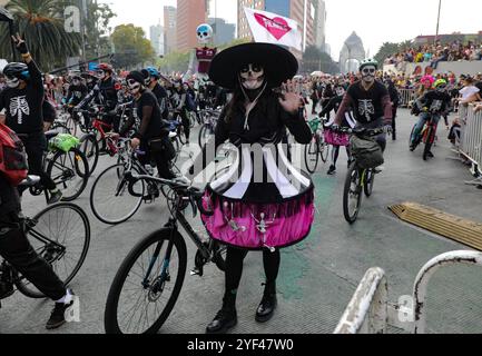 Mexiko-Stadt, Mexiko. November 2024. Teilnehmer, die 2024 an der jährlichen Mega-Parade am Tag der Toten in der Reforma Avenue teilnehmen, auf einer Route von Chapultepec zum Hauptplatz Zocalo im Rahmen der mexikanischen Dia de Muertos-Feierlichkeiten. Am 2. November 2024 in Mexiko-Stadt. (Foto: Ian Robles/ Credit: Eyepix Group/Alamy Live News Stockfoto