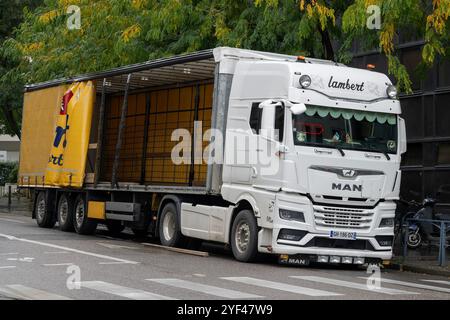 Nancy, Frankreich - Blick auf einen weißen Truck MAN TGX 18,510, der auf einer Straße zum Entladen des Anhängers geparkt ist. Stockfoto