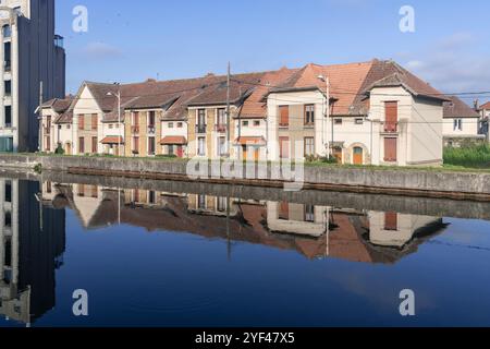 Nancy, Frankreich - Blick auf den Marne-Rhein-Kanal mit alten Unterteilungshäusern und Reflexionen im Wasser. Stockfoto