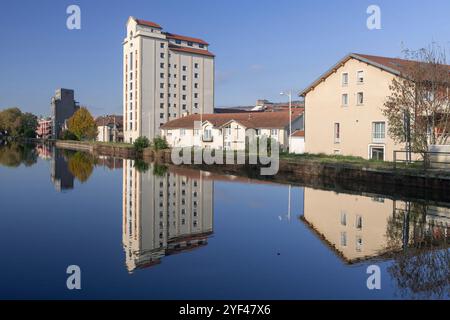 Nancy, Frankreich - Blick auf den Marne-Rhein-Kanal mit einem alten Getreidesilo aus den 1940er Jahren, das in ein Gebäude mit Reflexionen im Wasser umgewandelt wurde. Stockfoto