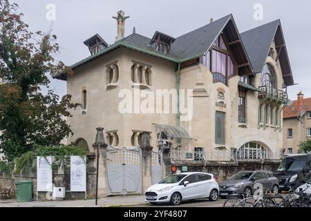 Nancy, Frankreich - 7. Oktober 2024 : Blick auf die Villa Jika im Jugendstil, erbaut 1902 von Henri Sauvage und Lucien Weissenburger. Stockfoto