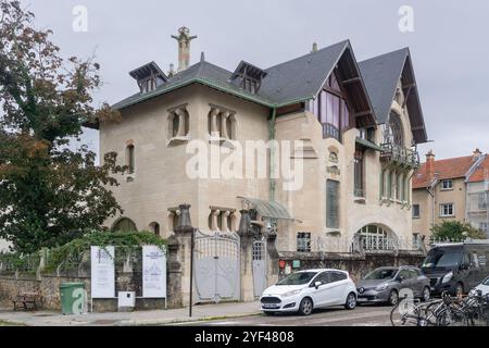 Nancy, Frankreich - 7. Oktober 2024 : Blick auf die Villa Jika im Jugendstil, erbaut 1902 von Henri Sauvage und Lucien Weissenburger. Stockfoto