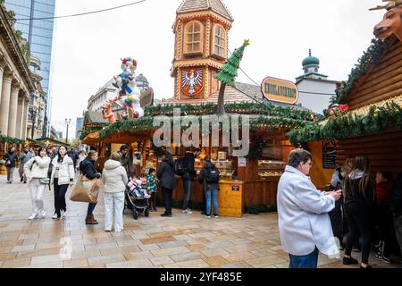 Birmingham, Großbritannien. November 2024. Der deutsche Markt in Birmingham Frankfurt wurde am Victoria Square eröffnet. Es ist der größte authentische deutsche Weihnachtsmarkt außerhalb Deutschlands und Österreichs. Es gibt verschiedene Speise-, Getränke- und Souvenirstände, die bis zum 24. Dezember geöffnet sind. Quelle: Keith Larby/Alamy Live News Stockfoto