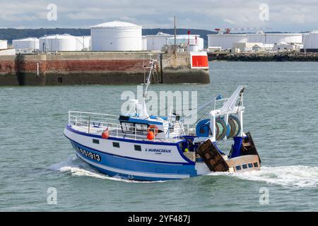 Le Havre, Frankreich - Blick auf das Fischereifahrzeug L'AUDACIEUX, das im Hafen von Le Havre ankommt. Stockfoto