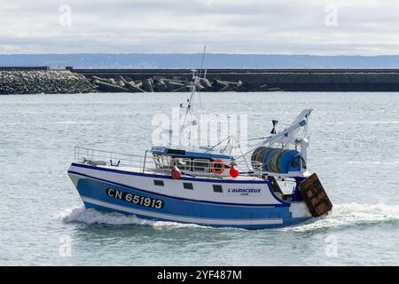 Le Havre, Frankreich - Blick auf das Fischereifahrzeug L'AUDACIEUX, das im Hafen von Le Havre ankommt. Stockfoto