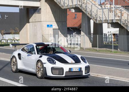 Nürburg, Deutschland – Blick auf einen weißen Porsche 991 GT2 RS, der auf einer Straße fährt. Stockfoto