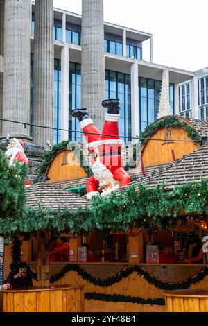 Birmingham, Großbritannien. November 2024. Der deutsche Markt in Birmingham Frankfurt wurde am Victoria Square eröffnet. Es ist der größte authentische deutsche Weihnachtsmarkt außerhalb Deutschlands und Österreichs. Es gibt verschiedene Speise-, Getränke- und Souvenirstände, die bis zum 24. Dezember geöffnet sind. Quelle: Keith Larby/Alamy Live News Stockfoto