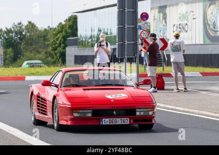 Nürburg, Deutschland - Blick auf einen roten Ferrari Testarossa, der auf einer Straße fährt. Stockfoto