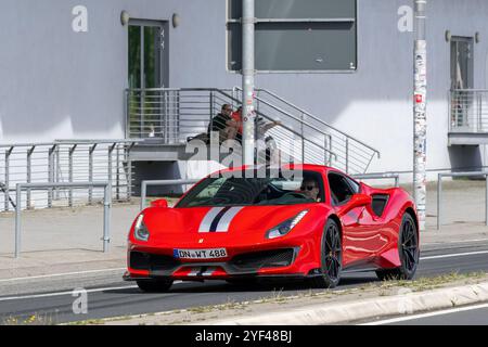 Nürburg, Deutschland - Blick auf einen roten Ferrari 488 Pista, der auf einer Straße fährt. Stockfoto