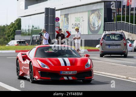 Nürburg, Deutschland - Blick auf einen roten Ferrari 488 Pista, der auf einer Straße fährt. Stockfoto