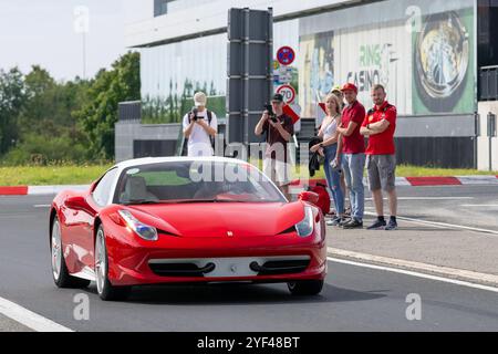 Nürburg, Deutschland - Blick auf einen roten Ferrari 458 Italia, der auf einer Straße fährt. Stockfoto