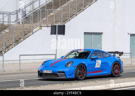 Nürburg, Deutschland - Blick auf einen blauen Porsche 992 GT3 Manthey-Racing auf einer Straße. Stockfoto