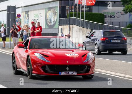 Nürburg, Deutschland - Blick auf einen roten Ferrari 812 Superfast, der auf einer Straße fährt. Stockfoto