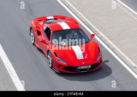 Nürburg, Deutschland - Blick auf einen roten Ferrari F8 Tributo, der auf einer Straße fährt. Stockfoto