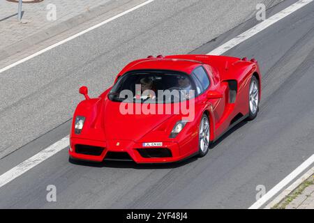 Nürburg, Deutschland - Blick auf einen roten Ferrari Enzo, der auf einer Straße fährt. Stockfoto