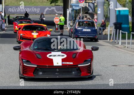 Nürburg, Deutschland - Blick auf einen roten Ferrari SP3, der auf einer Straße fährt. Stockfoto