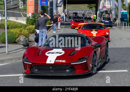 Nürburg, Deutschland - Blick auf einen roten Ferrari SP3, der auf einer Straße fährt. Stockfoto