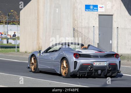 Nürburg, Deutschland - Blick auf einen grauen Ferrari 488 Pista Spider, der auf einer Straße fährt. Stockfoto